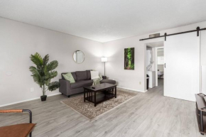 2bed1bath-kingbedsleeps7hottubpoolgymwifi